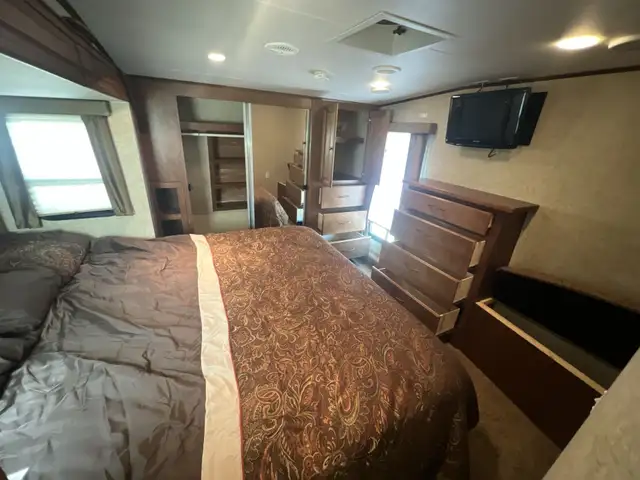 2012 Heartland Bighorn 3685RL SPACIOUS,, COUPLES UNIT - Photo 31