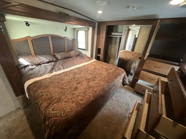 2012 Heartland Bighorn 3685RL SPACIOUS,, COUPLES UNIT - Photo 32