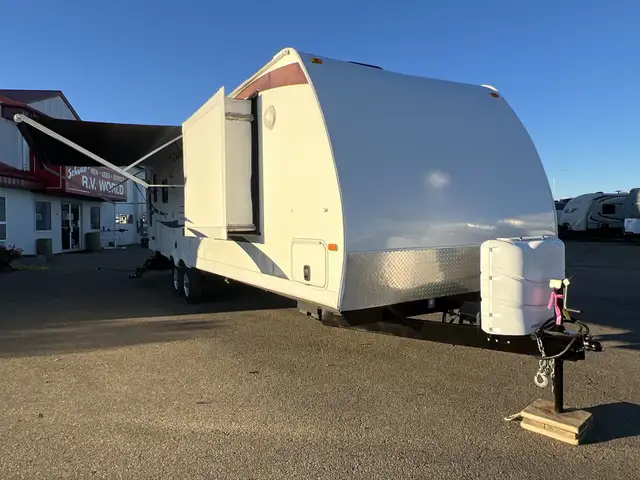 2012 Coachmen Chaparral 30RLS, SPACIOUS, COUPLES UNIT