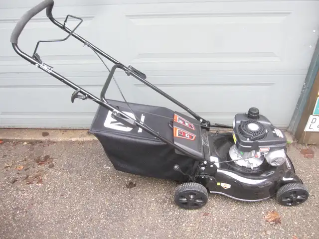 BRAND NEW 20'YARD MACHINE PUSH LAWN MOWER W/ BAGGER NEVER USED