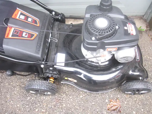 BRAND NEW 20'YARD MACHINE PUSH LAWN MOWER W/ BAGGER NEVER USED - Photo 2