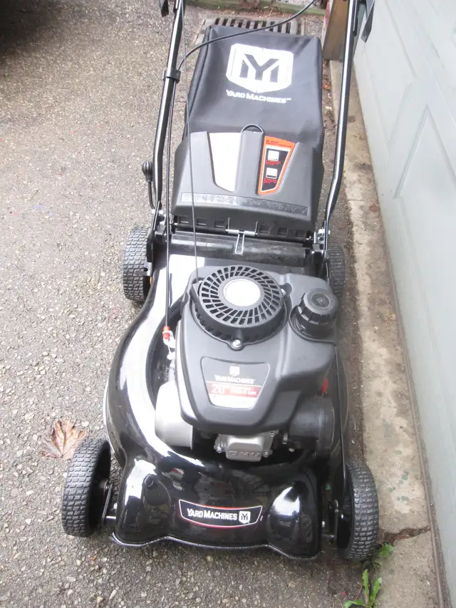 BRAND NEW 20'YARD MACHINE PUSH LAWN MOWER W/ BAGGER NEVER USED - Photo 3