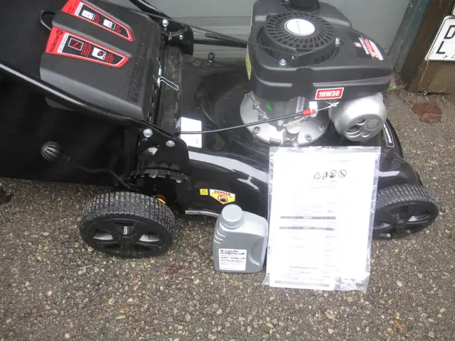 BRAND NEW 20'YARD MACHINE PUSH LAWN MOWER W/ BAGGER NEVER USED - Photo 4