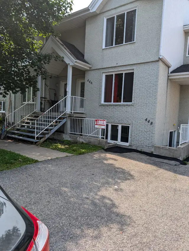 6 1/2 A LOUER, STYLE CONDO PRÈS DE LA GARE DEUX-MONTAGNES