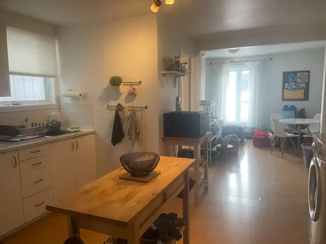 Beau grand 4 1/2 2e étage St-Sauveur Juillet - Photo 2