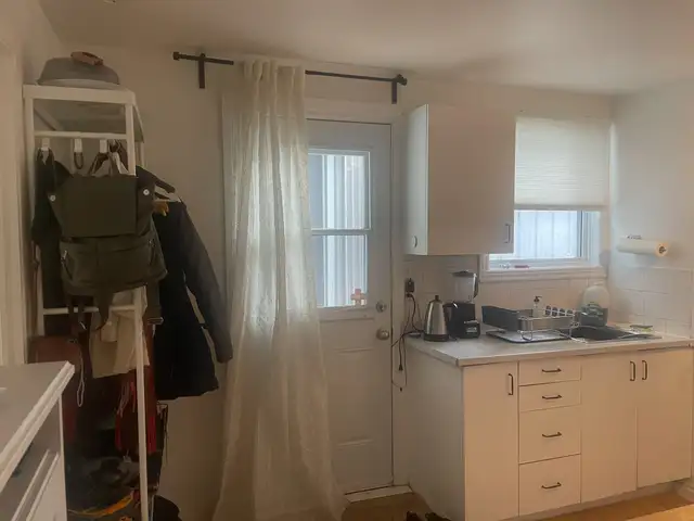 Beau grand 4 1/2 2e étage St-Sauveur Juillet - Photo 3