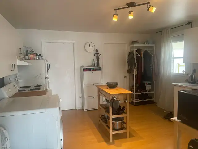 Beau grand 4 1/2 2e étage St-Sauveur Juillet - Photo 4