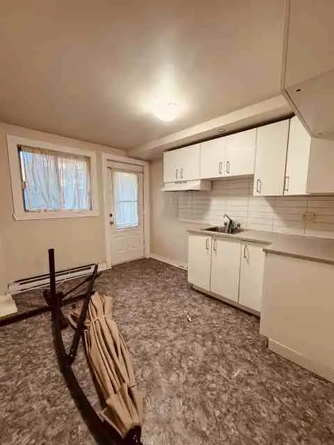 metro prefontaine, 41/2 demi sous sol ,cour aout 2026 - Photo 2