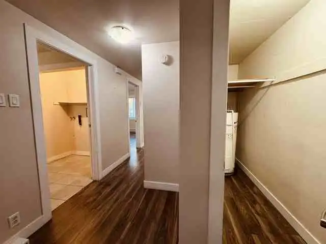 metro prefontaine, 41/2 demi sous sol ,cour aout 2026 - Photo 3