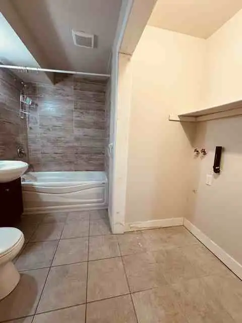 metro prefontaine, 41/2 demi sous sol ,cour aout 2026 - Photo 4