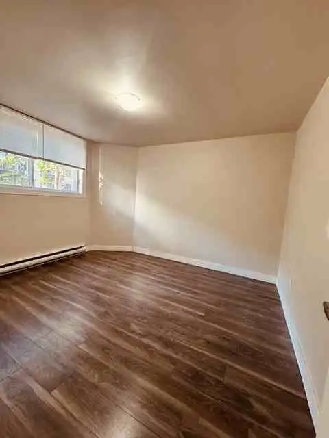 metro prefontaine, 41/2 demi sous sol ,cour aout 2026 - Photo 7