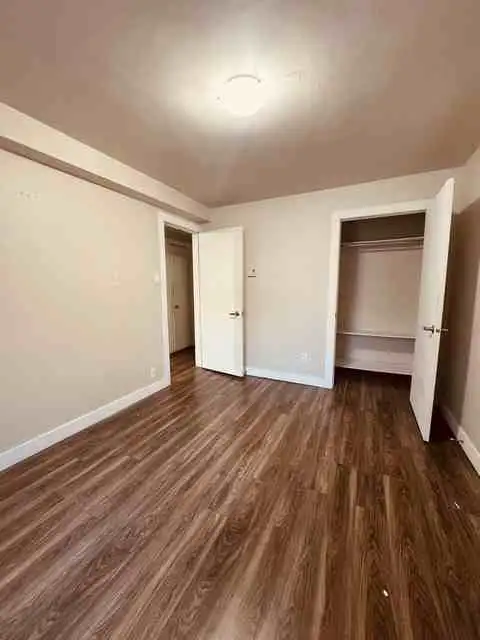 metro prefontaine, 41/2 demi sous sol ,cour aout 2026 - Photo 9