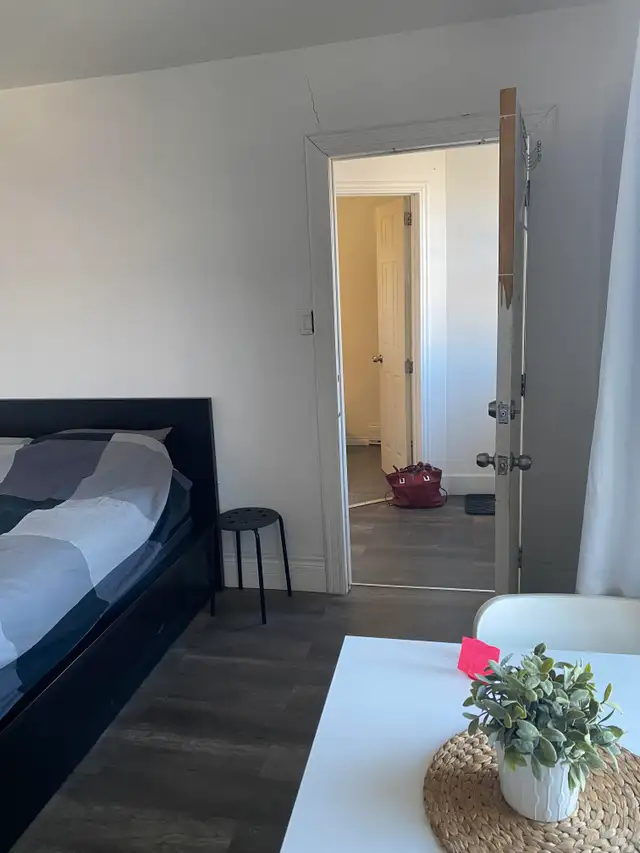 Métro Berri studio meublé 1er mai 2026 - Photo 3