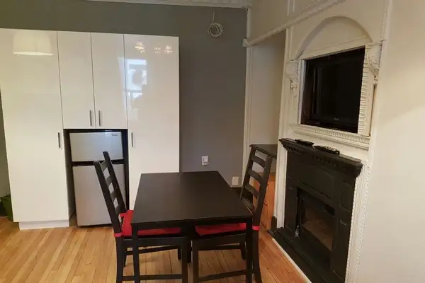 MÉTRO BERRI, grand studio meublé  1er mai (1er juin OK)