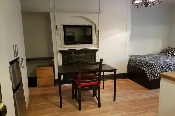 MÉTRO BERRI, grand studio meublé  1er mai (1er juin OK) - Photo 2