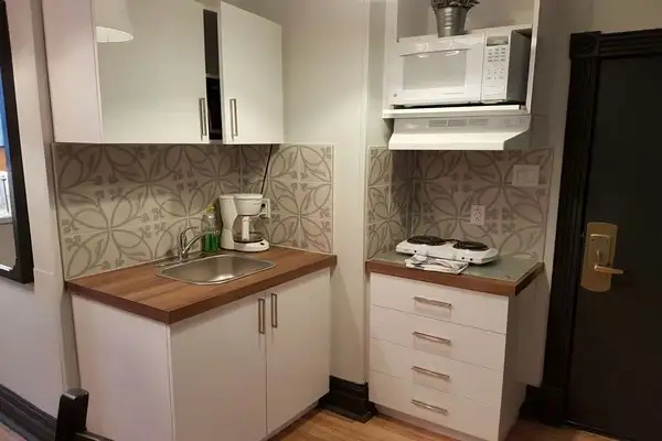 MÉTRO BERRI, grand studio meublé  1er mai (1er juin OK) - Photo 3