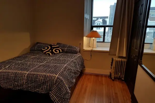 MÉTRO BERRI, grand studio meublé  1er mai (1er juin OK) - Photo 4