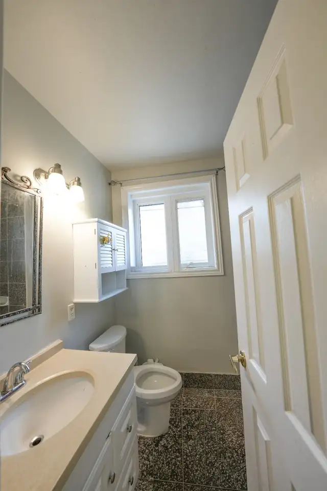 Attention: Rare Detached Bungalow for rent, Kennedy and Eglinton - Photo 4