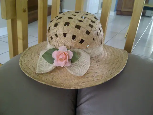 BEAU CHAPEAU EN PAILLE NEUF 21'TOUR TETE FEMME OU ADO: $10.00