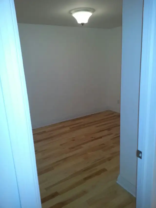 Lasalle: Beau 3 1/2 semi sous-sol, 4 électros,Juillet - Photo 10