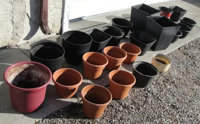 23 ASSORTED PLASTIC PLANT POTS - Photo 2