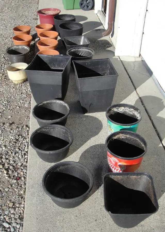 23 ASSORTED PLASTIC PLANT POTS - Photo 3