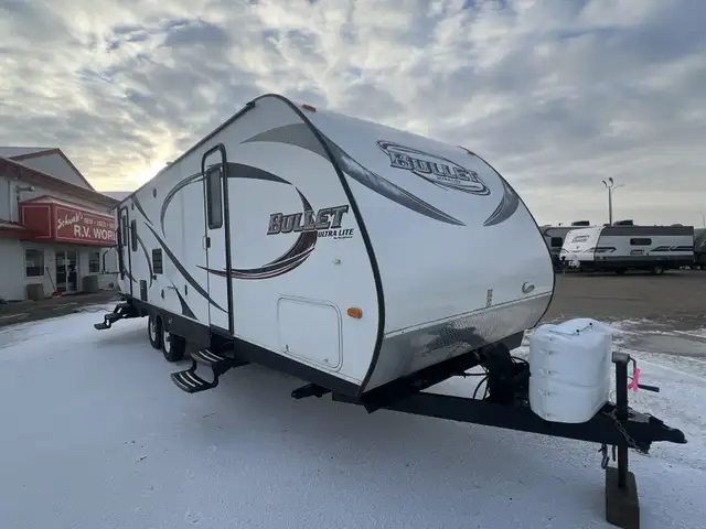 2014 KEYSTONE BULLET 285RLS, COUPLES UNIT, SPACIOUS
