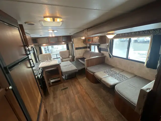 2014 KEYSTONE BULLET 285RLS, COUPLES UNIT, SPACIOUS - Photo 4