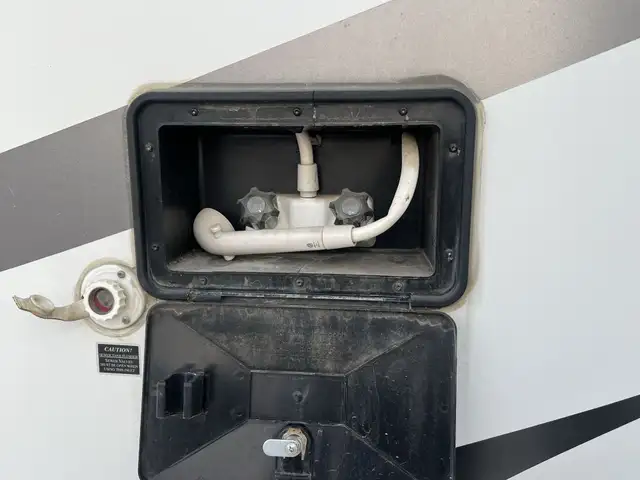 2014 KEYSTONE BULLET 285RLS, COUPLES UNIT, SPACIOUS - Photo 11