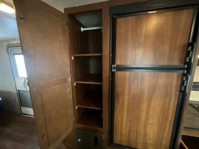 2014 KEYSTONE BULLET 285RLS, COUPLES UNIT, SPACIOUS - Photo 17
