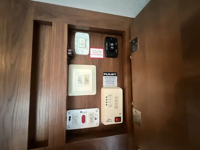 2014 KEYSTONE BULLET 285RLS, COUPLES UNIT, SPACIOUS - Photo 19