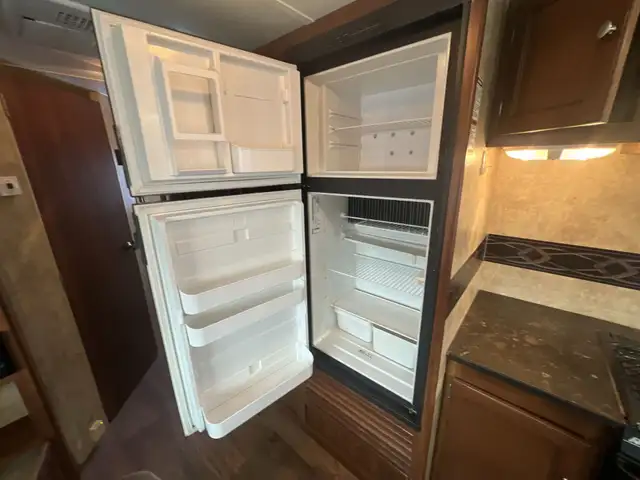 2014 KEYSTONE BULLET 285RLS, COUPLES UNIT, SPACIOUS - Photo 20