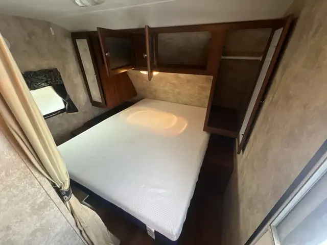 2014 KEYSTONE BULLET 285RLS, COUPLES UNIT, SPACIOUS - Photo 27