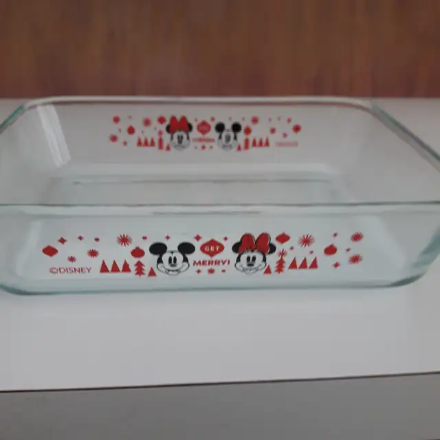 BEAU PLAT NEUF EN VERRE ÉPAIS, 2'HAUTx16'LARGEx8'LONG: $10.00