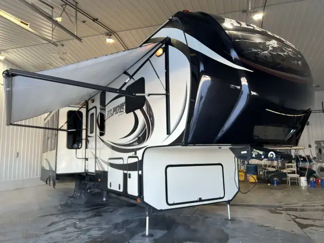 2015  ALPINE 3010RE,LUXURIOUS, WIDE BODY, SPACIOUS, COUPLES UNIT