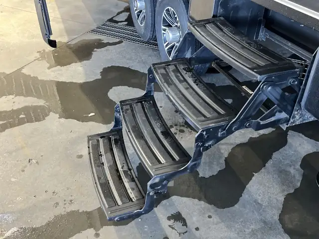 2015  ALPINE 3010RE,LUXURIOUS, WIDE BODY, SPACIOUS, COUPLES UNIT - Photo 8