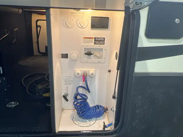 2015  ALPINE 3010RE,LUXURIOUS, WIDE BODY, SPACIOUS, COUPLES UNIT - Photo 14