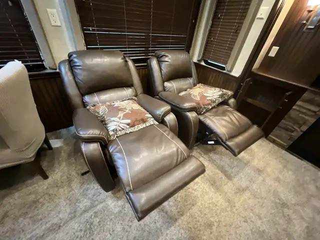 2015  ALPINE 3010RE,LUXURIOUS, WIDE BODY, SPACIOUS, COUPLES UNIT - Photo 18