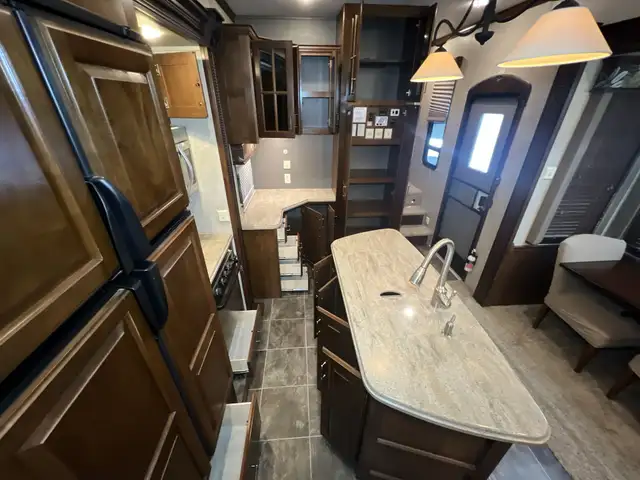 2015  ALPINE 3010RE,LUXURIOUS, WIDE BODY, SPACIOUS, COUPLES UNIT - Photo 26