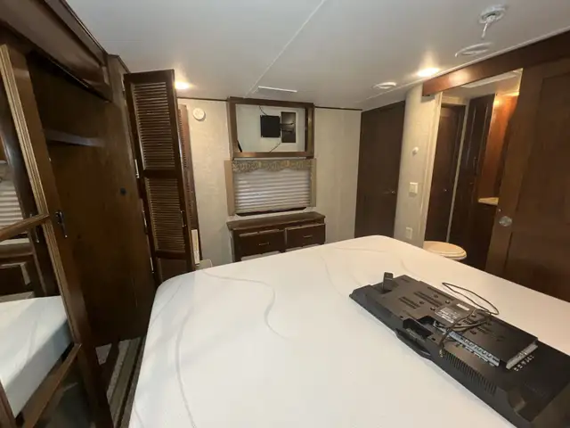 2015  ALPINE 3010RE,LUXURIOUS, WIDE BODY, SPACIOUS, COUPLES UNIT - Photo 32