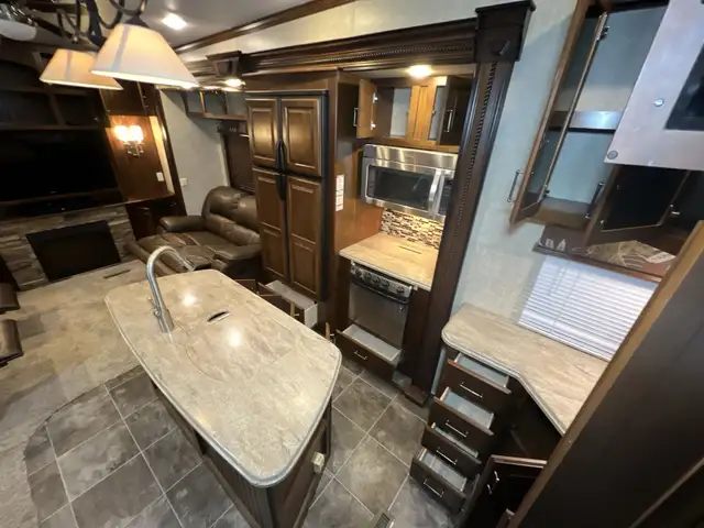 2015  ALPINE 3010RE,LUXURIOUS, WIDE BODY, SPACIOUS, COUPLES UNIT - Photo 35