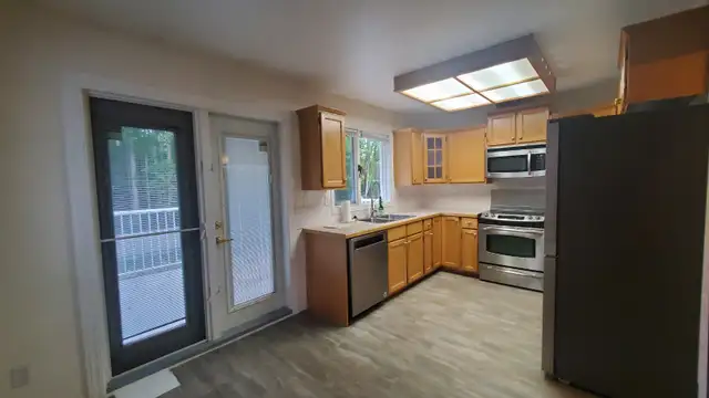 AVAIL. MAY 15, 3 BEDS/2 BATHS HOUSE WITH GARAGE, COLLEGE HEIGHTS