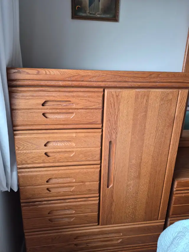 Solid Oak bedroom dressers & night table - Photo 3