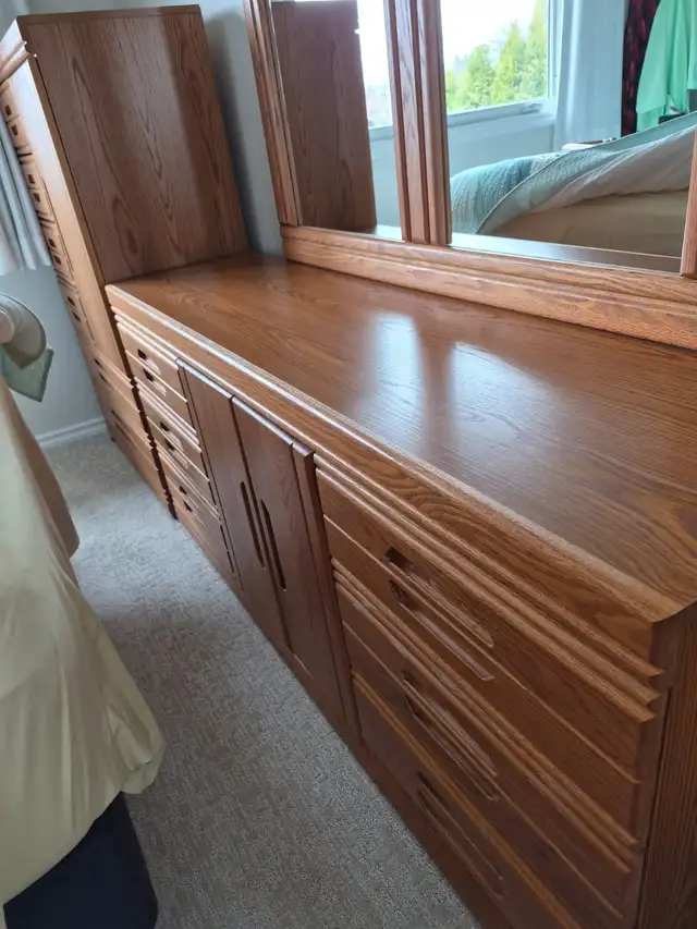 Solid Oak bedroom dressers & night table - Photo 4