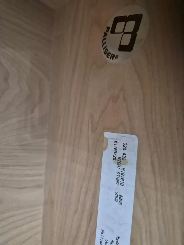 Solid Oak bedroom dressers & night table - Photo 6