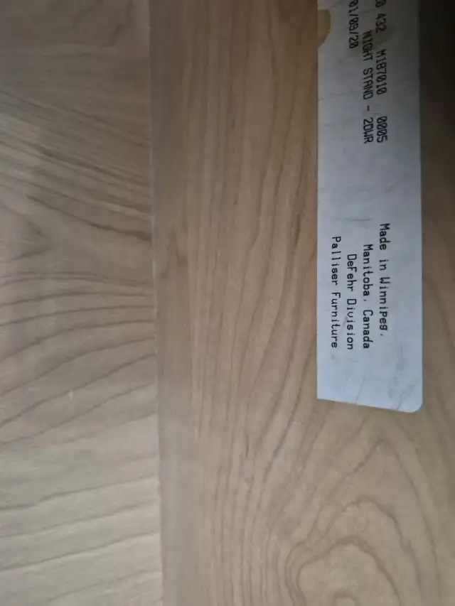 Solid Oak bedroom dressers & night table - Photo 7