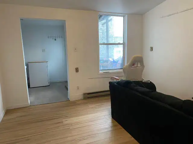 Uptown 3 brm with hydro, heat & water included/amenities nearby - Photo 3