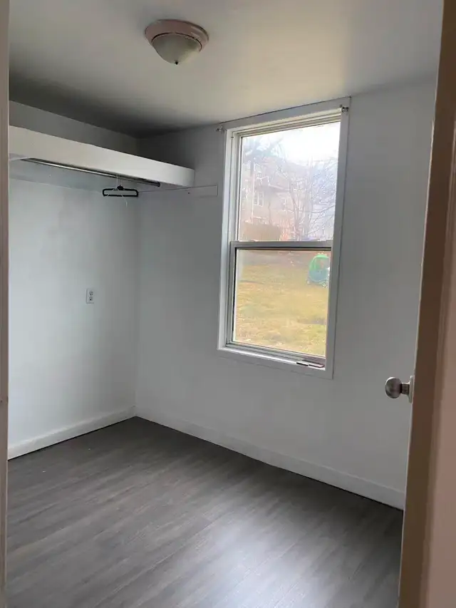 Uptown 3 brm with hydro, heat & water included/amenities nearby - Photo 4