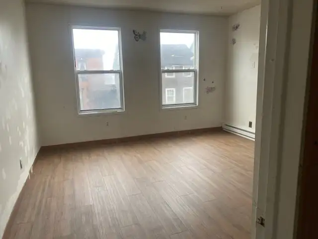 Uptown 3 brm with hydro, heat & water included/amenities nearby - Photo 8