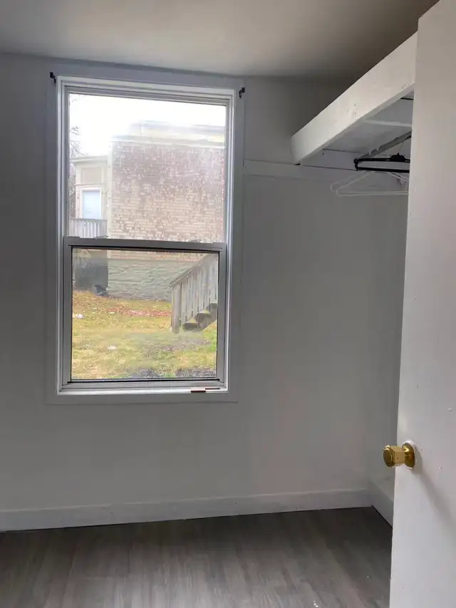 Uptown 3 brm with hydro, heat & water included/amenities nearby - Photo 10